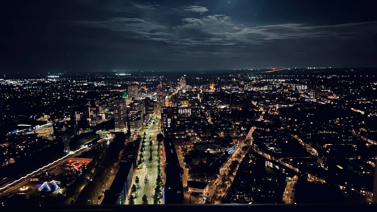 Een adembenemend uitzicht vanaf de 46e verdieping (foto: Van Den Bosch makelaars).