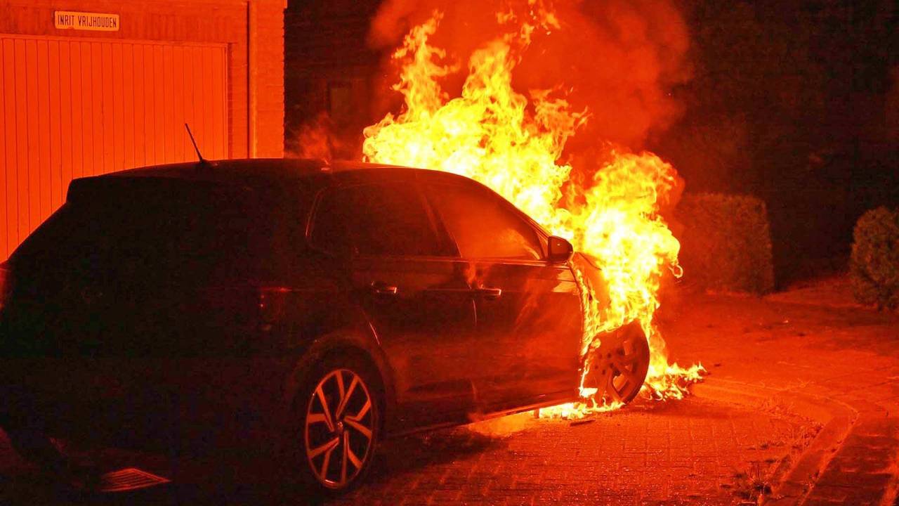 De brandende auto (foto: Rico Vogels/Persbureau Heitink).