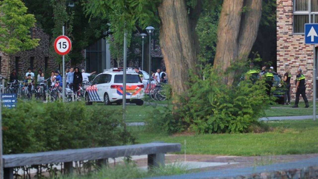 Politie in actie bij het azc (foto: archief).