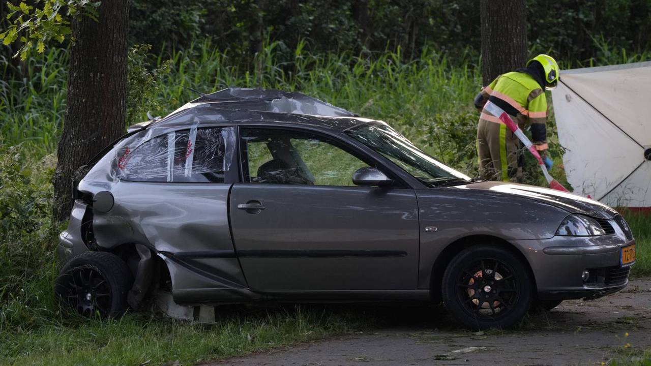 De auto kwam tegen een boom tot stilstand (foto: Persbureau Heitink).