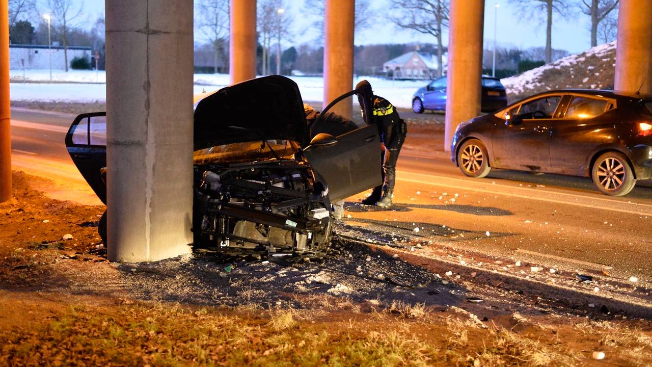 Het ongeluk op de Rijsbergseweg bij Breda gebeurde zondagochtend rond kwart over zeven (foto: Perry Roovers/SQ Vision).