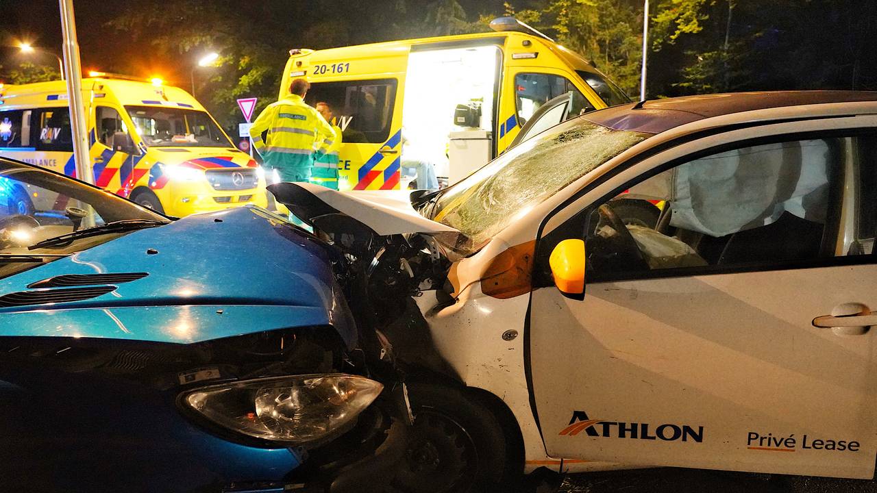 De bestuurders van de auto's in Rijen werden allebei naar het ziekenhuis gebracht (foto: Jeroen Stuve/SQ Vision).