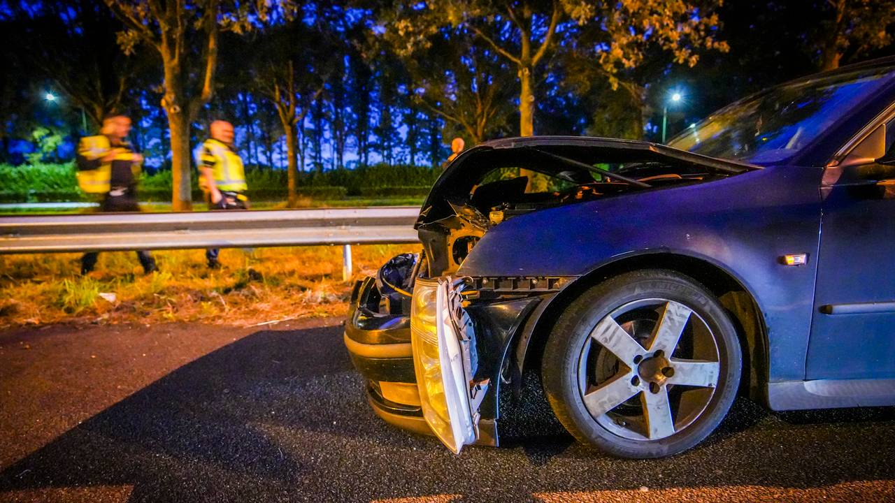 De wagen die op de A50 bij Eindhoven achterop de andere auto botste (foto: SQ Vision Mediaprodukties).