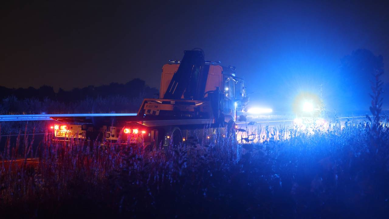Een wagen van een bergingsbedrijf staat klaar om de bestelwagen af te voeren (foto: Sander van Gils/SQ Vision).
