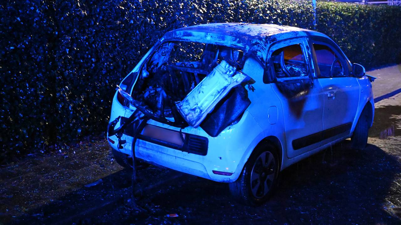 Van de auto aan de Lange Bedde& Vingerhoed in Breda bleef weinig over (foto: Perry Roovers/SQ Vision).