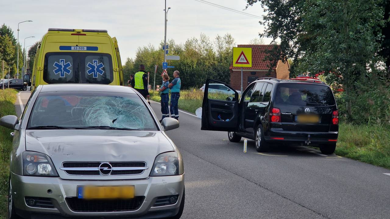Jongen zwaargewond na aanrijding en is met traumaheli naar ziekenhuis.