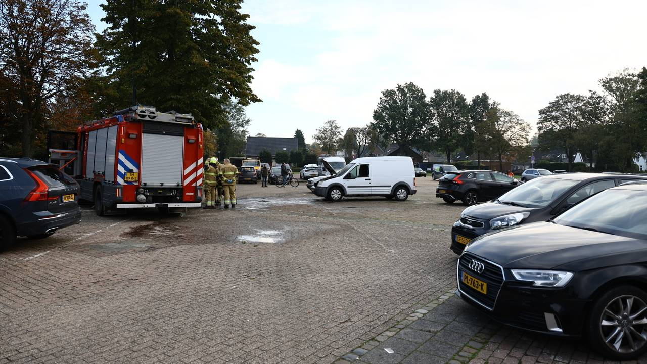 Bij de autobrand in Boxmeer raakte niemand gewond (foto: SK-Media).