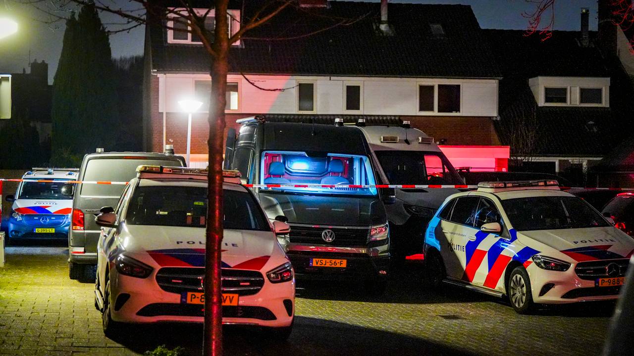 Er stonden zondagavond erg veel busjes van het team Forensische Opsporing en er was een rechercheteam aanwezig aan het Troyeshof in Eindhoven (foto: SQ Vision).