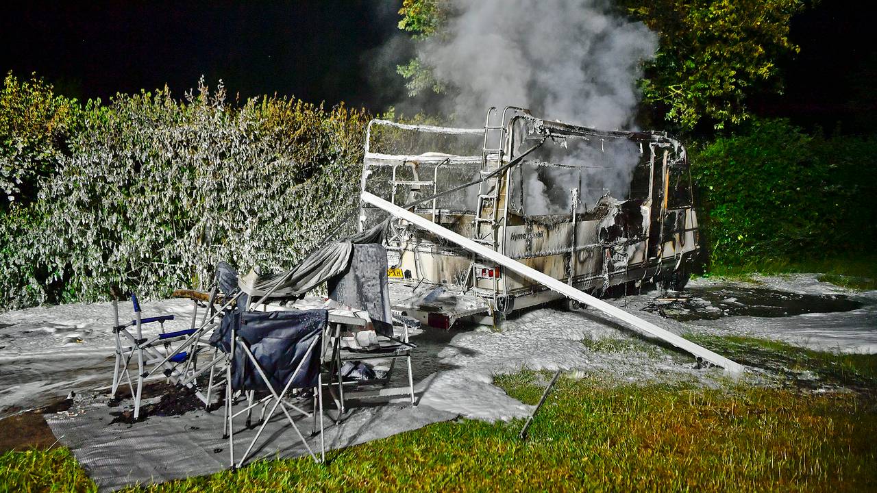 Van de camper in Bergeijk bleef slechts een geraamte over (foto: Rico Vogels/SQ Vision).