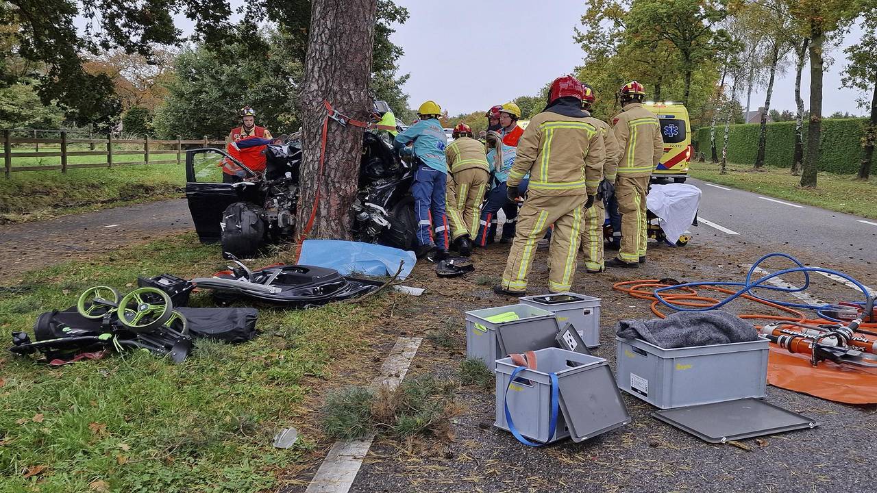 Het kostte veel moeite het zwaargewonde slachtoffer te bevrijden (foto: Jozef Bijnen/SQ Vision).