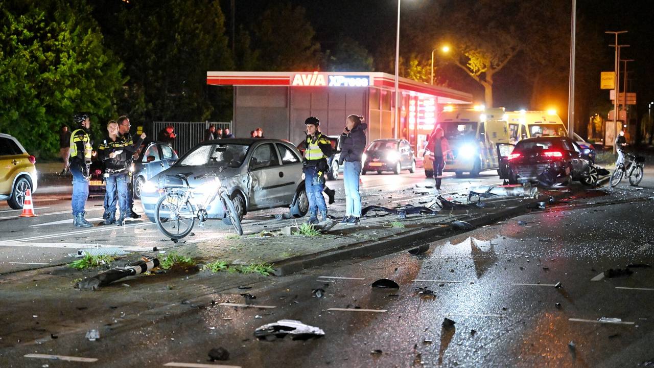 De botsing in de Spoorlaan in Tilburg vond rond middernacht plaats (foto: Toby de Kort/SQ Vision).