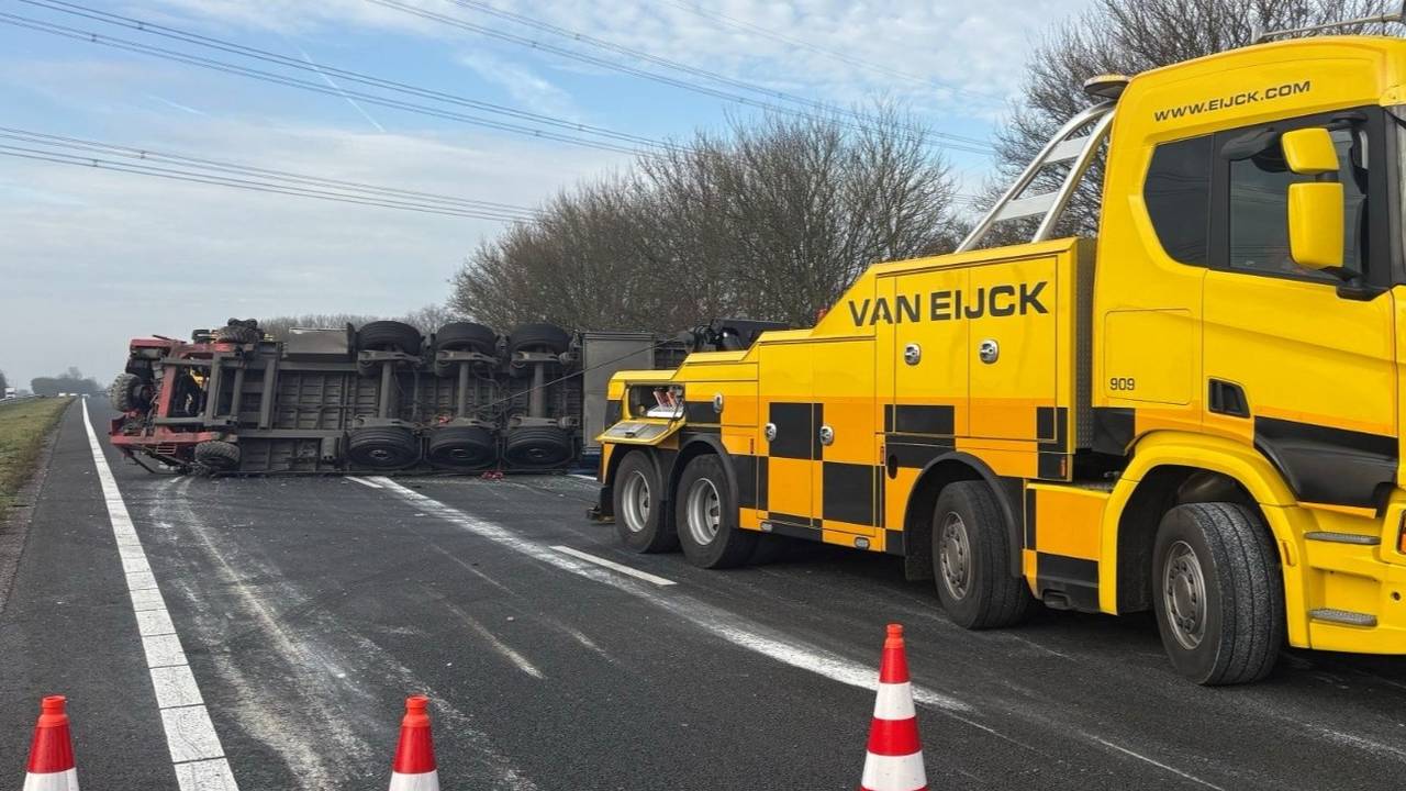 De gekantelde vrachtwagen zorgt voor vertraging op de A58.