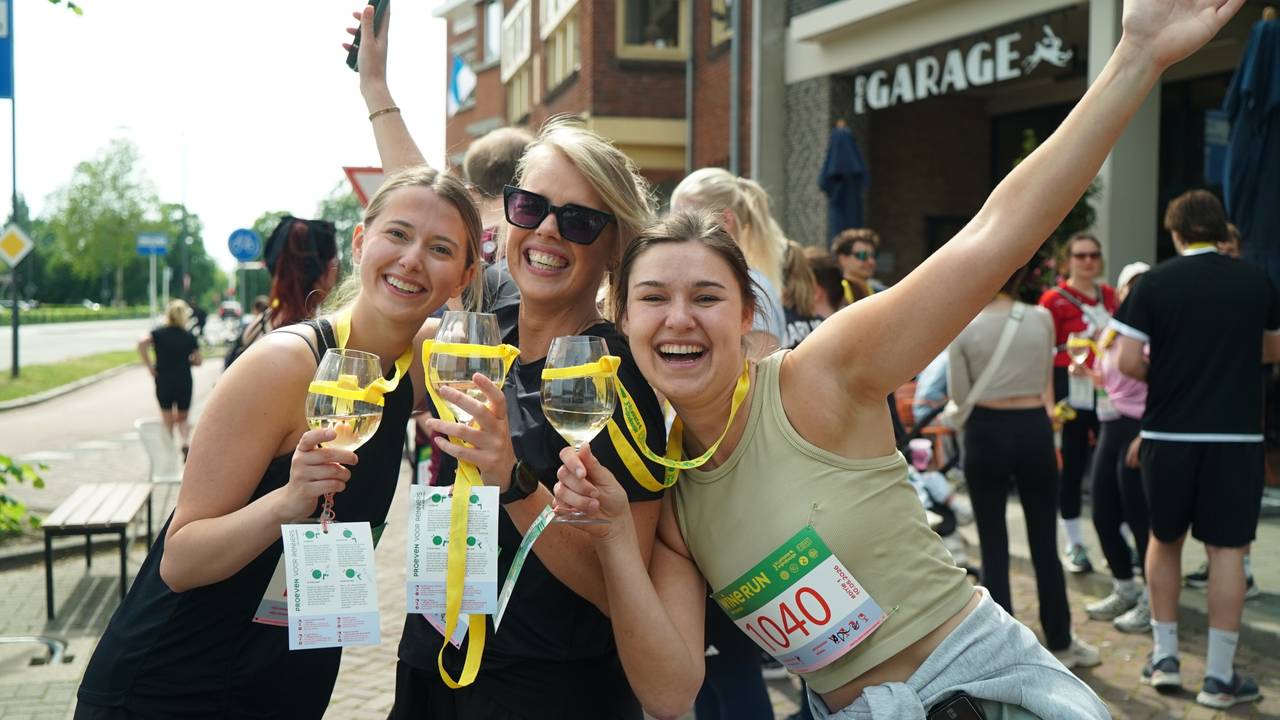 Hardlopend wijn drinken en kruipend over de finish op Moederdag