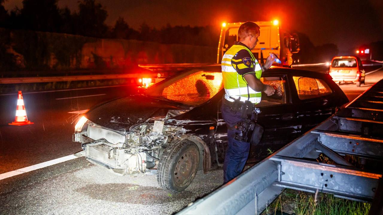 De auto raakte bij de crash op de A67 bij Geldrop zwaar beschadigd (foto: Dave Hendriks/SQ Vision).