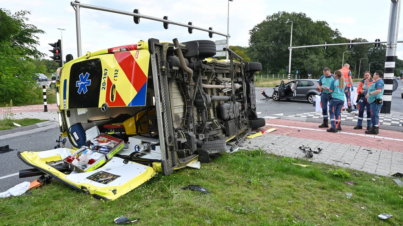 Ravage en een gewonde bij ongeluk met ambulance.