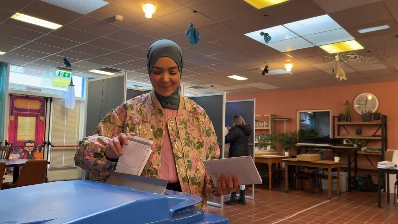 Met weinig slaap, maar frisse moed brengt Esmah Lahlah woensdagochtend haar stem uit (foto: Eva de Schipper).