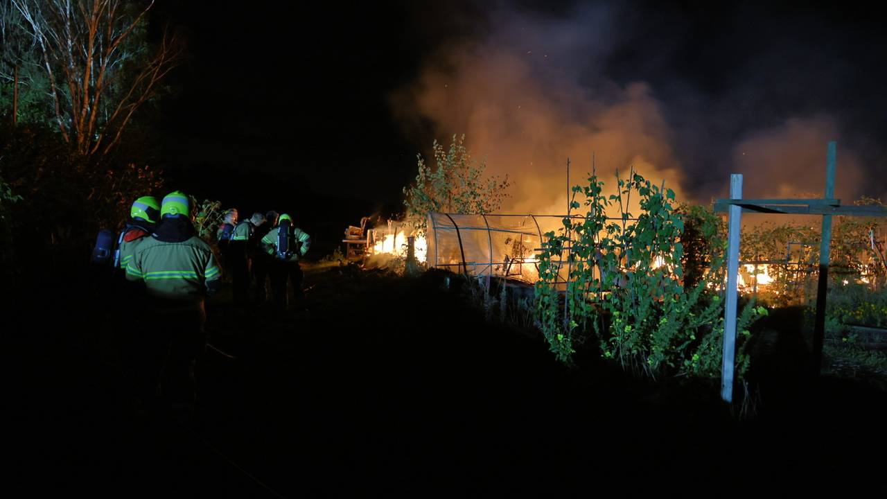 Het duurde anderhalf uur voordat de brand op het volkstuinencomplex in Boxmeer onder controle was (foto: SK-Media).