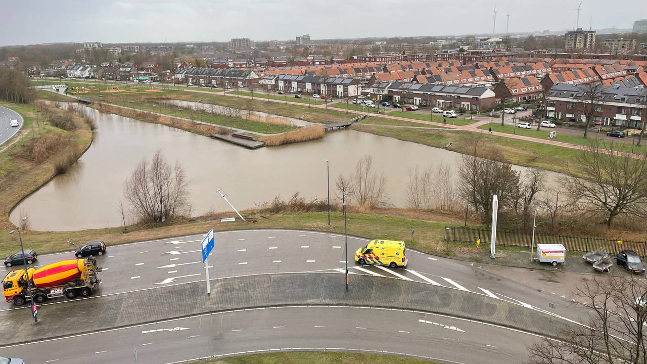 De auto schoot rechtdoor en belandde in het water (Foto: Rochelle Moes).