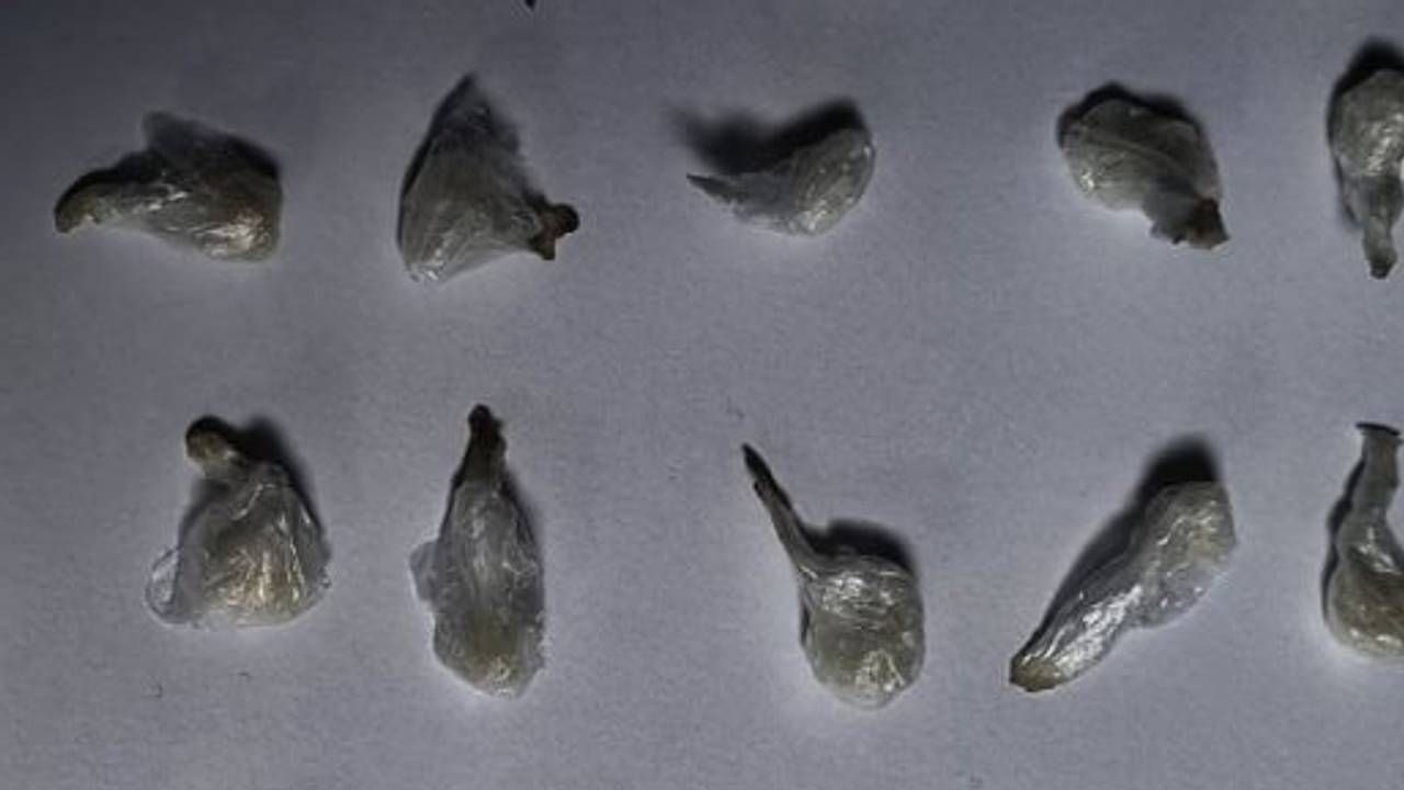 Een deel van de bolletjes die in beslag zijn genomen (foto: Facebook Politie Eindhoven)