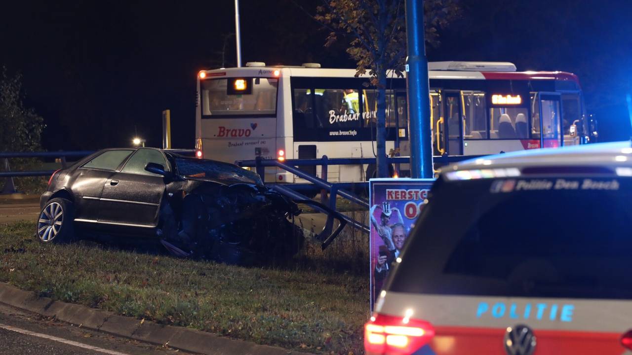 De crash op de rotonde bij Sint-Michielsgestel vond rond kwart over twaalf zondagnacht plaats (foto: Sander van Gils/SQ Vision).