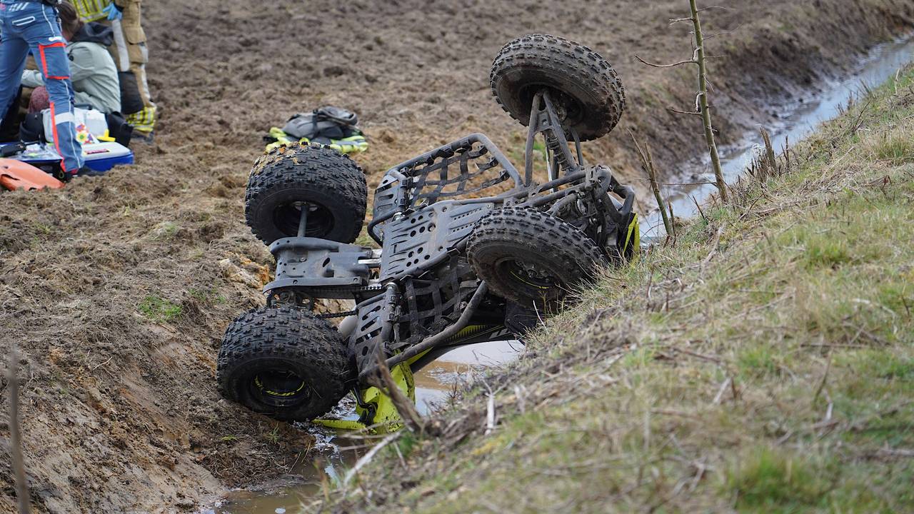 Quad belandt in sloot in Diessen (foto: Jeroen Stuve/Persbureau Heitink)