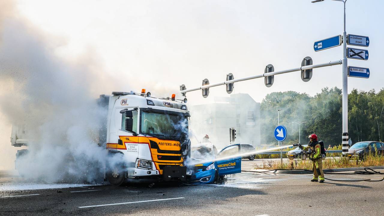 Vrachtwagen en auto vliegen in brand na botsing in Eindhoven Omroep
