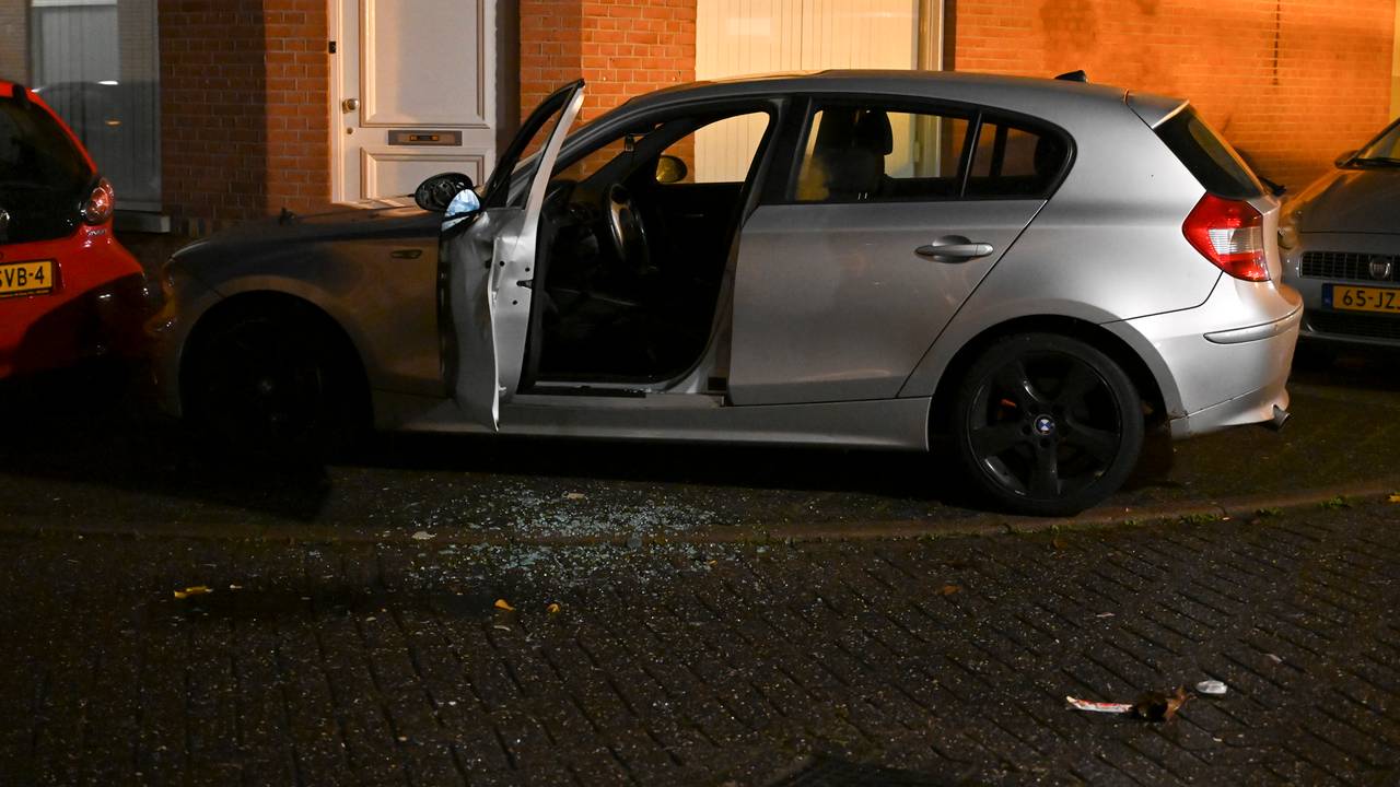 Door de ontploffing sneuvelde een ruit van de auto aan de Oede van Hoornestraat in Breda (foto: Perry Roovers/SQ Vision).