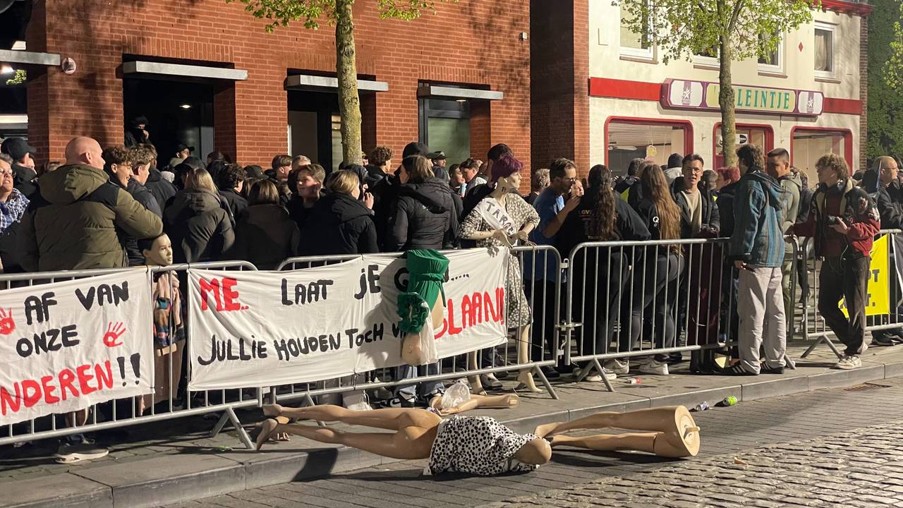 Demonstratie tegen AZC-plannen in Uden (foto: Jos Verkuijlen).