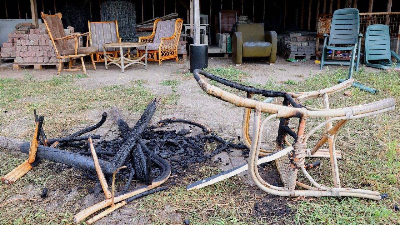De schade zaterdagochtend bij de veldschuur in Helvoirt (foto: Bart Meesters)