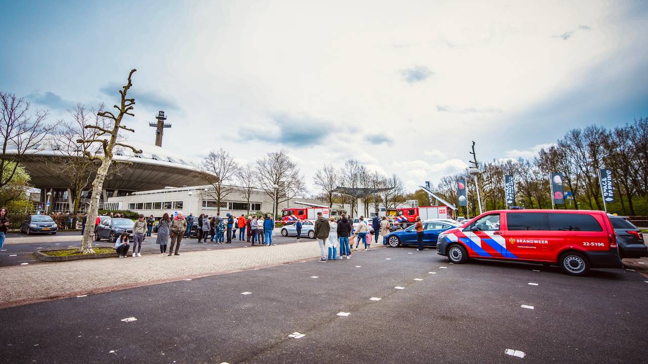 Tientallen mensen moesten het Evoluon verlaten (foto: SQ Vision).