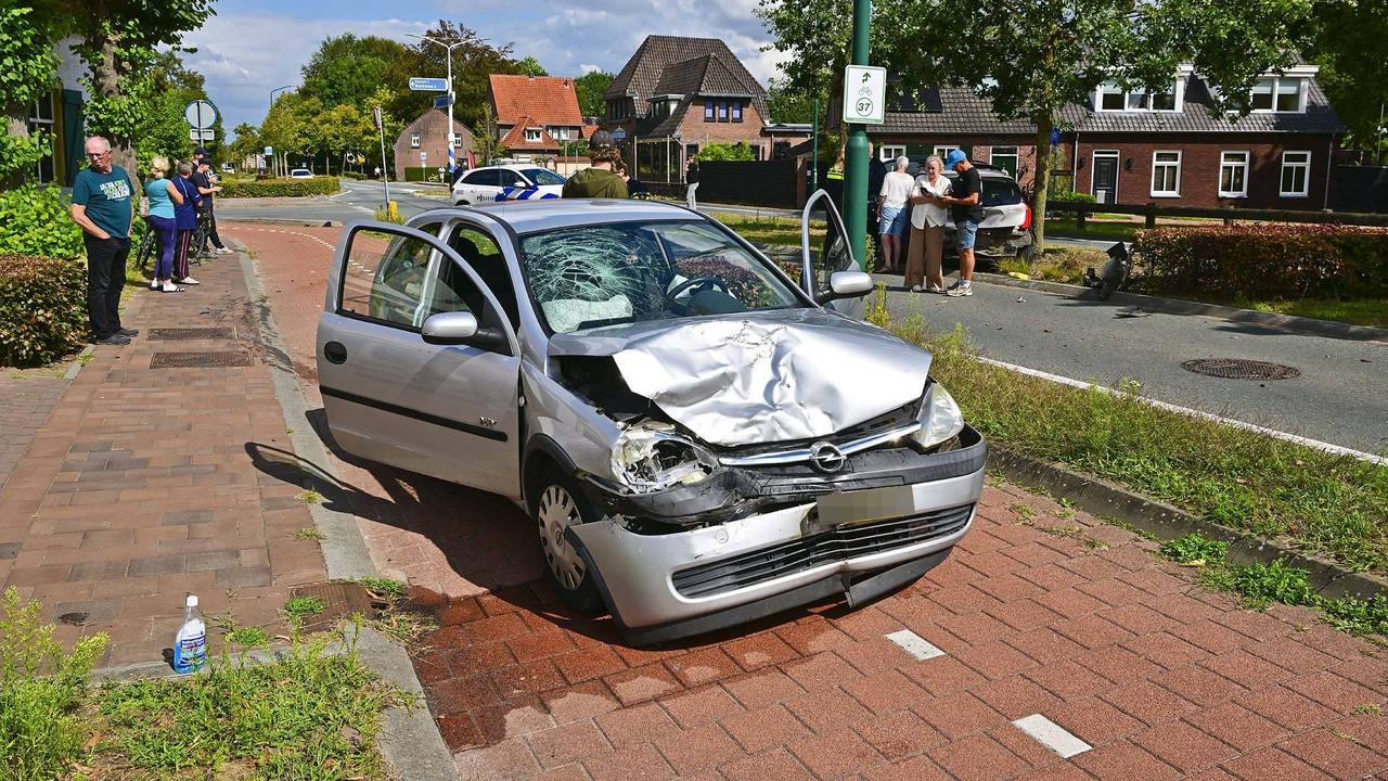 Auto knalt achterop andere auto in Westerhoven, vrouw gewond
