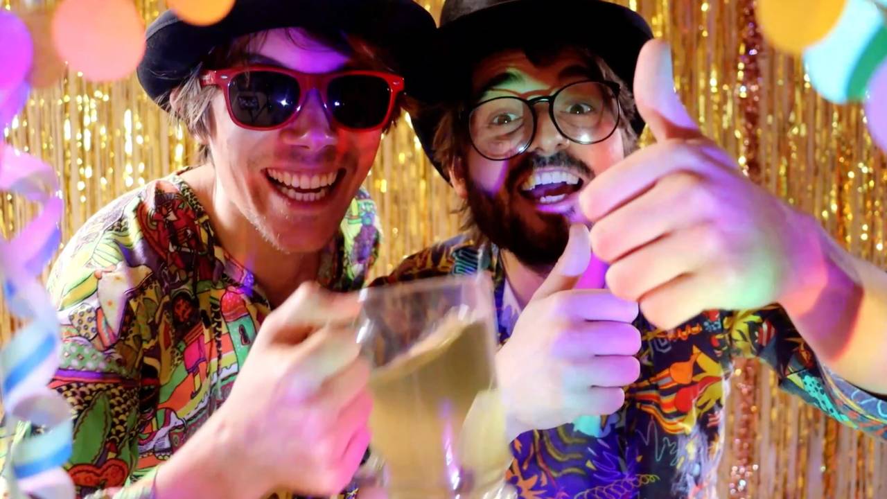 Merijn en Lot vinden thee tijdens carnaval net zo'n goed idee (foto: Gewoon Piet en Harry).