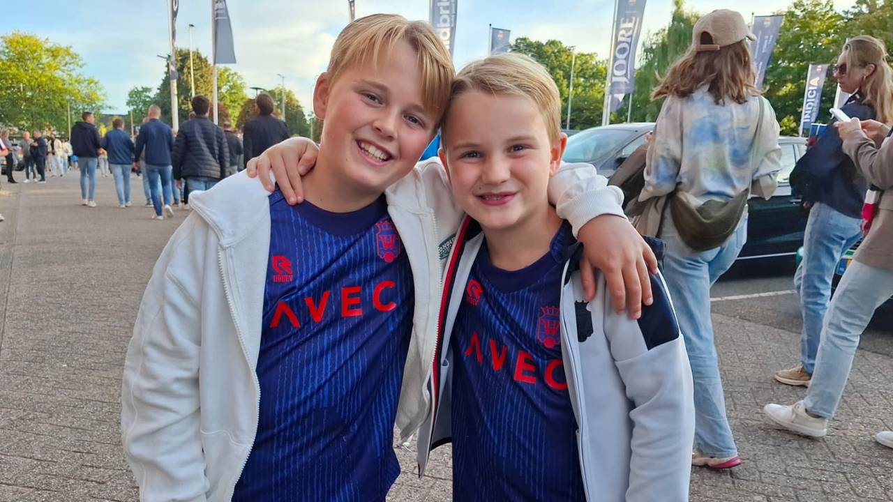 Luca en Finn van Oevelen voor het stadion van Willem II (foto: Leon Voskamp).