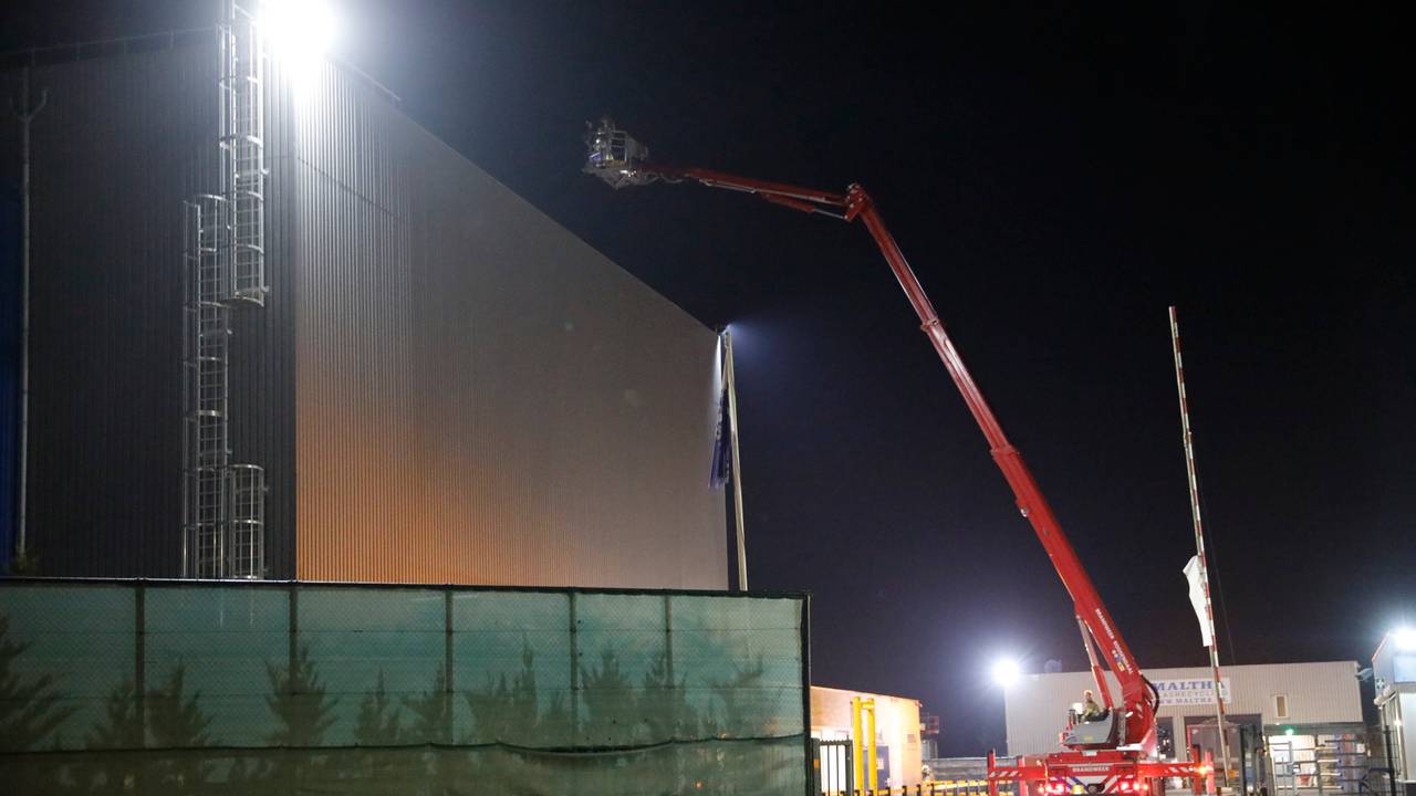 De brand werd onder meer bestreden via een hoogwerker (foto: Christian Traets/SQ Vision).