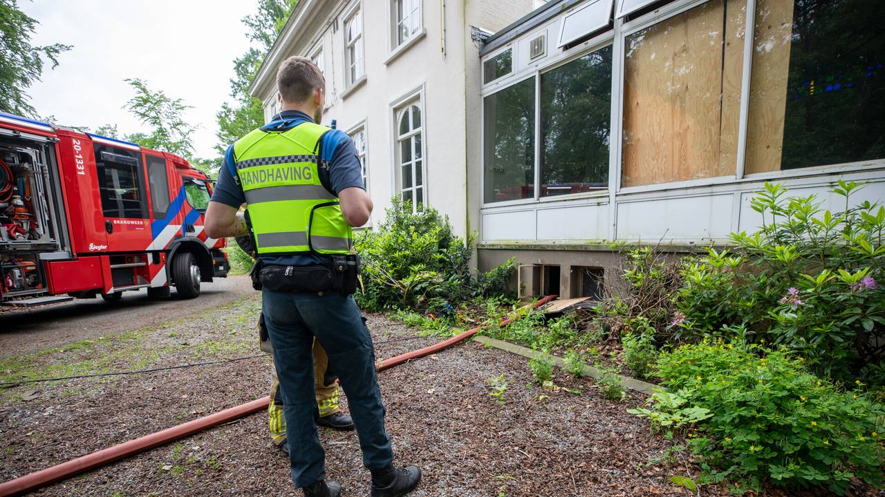 De brandweer pompte in afwachting van Brabant Water het water uit de kelder van de villa (foto: Christian Traets/SQ Vision).