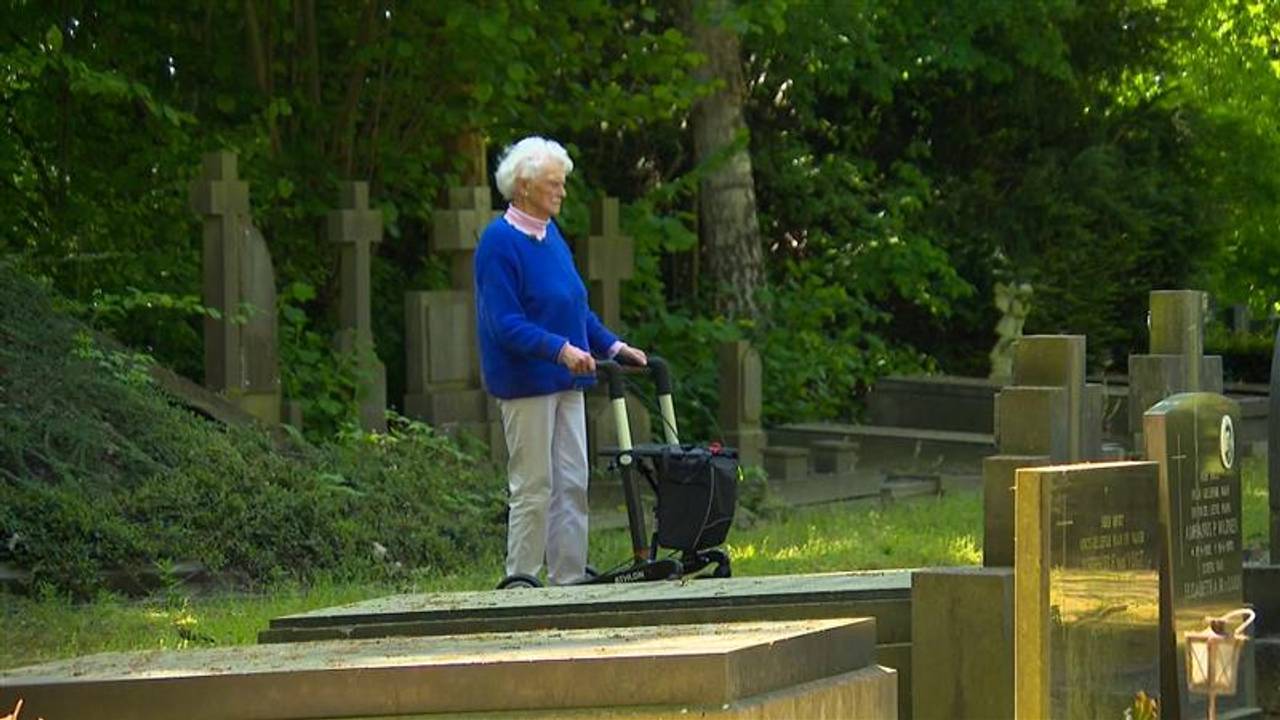 Jeanne bij het graf van haar gebombardeerde overburen (foto: Omroep Brabant).