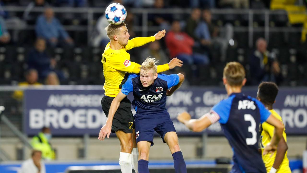 NAC-aanvaller Finn Stokkers maakt het de Jong AZ-verdedigers lastig (Foto: Orange Pictures).