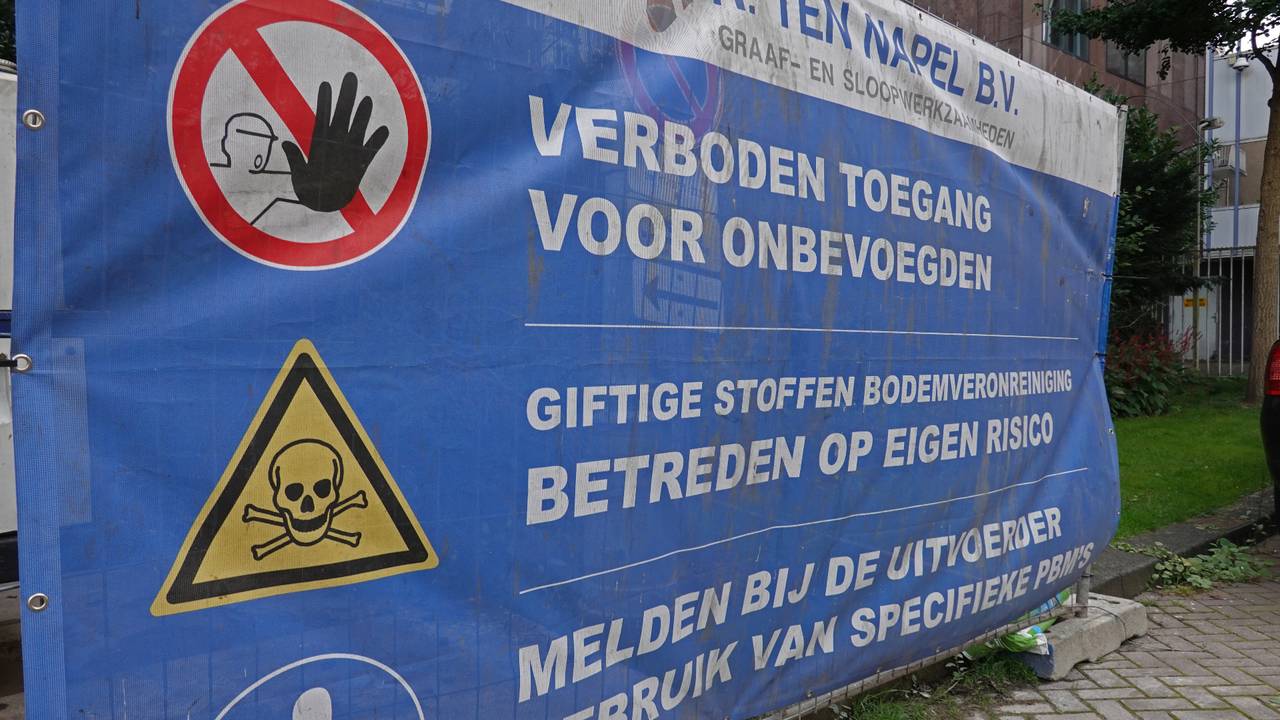 Een verbodsbord vanwege bodemverontreiniging en giftige stoffen (Foto: ANP).