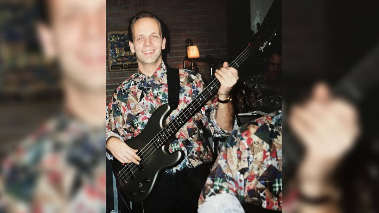 Dé basgitaar van René de Jong is terecht (foto: familie De Jong).