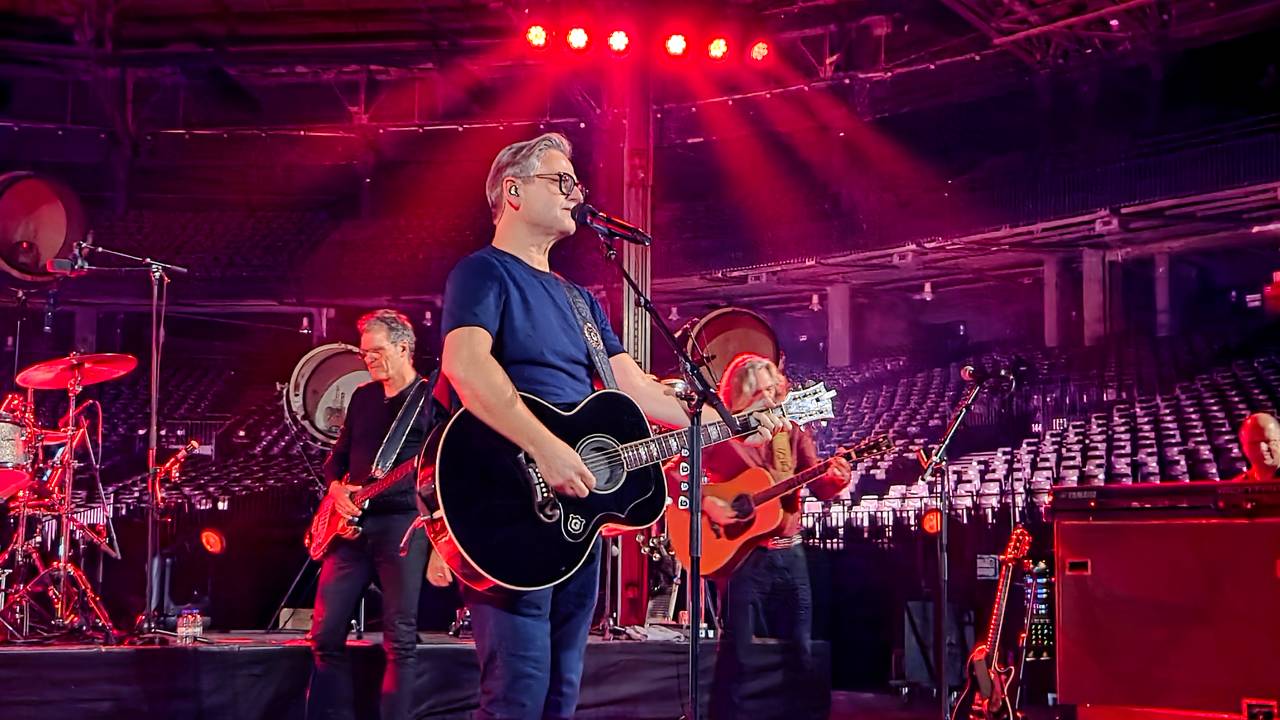 Guus Meeuwis tijdens intiem mini-concert in het Sportpaleis (foto: Noël van Hooft).