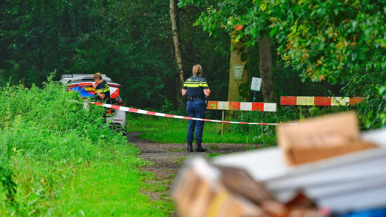 De politie doet onderzoek naar de dumping in Budel (foto: Rico Vogels/SQ Vision).