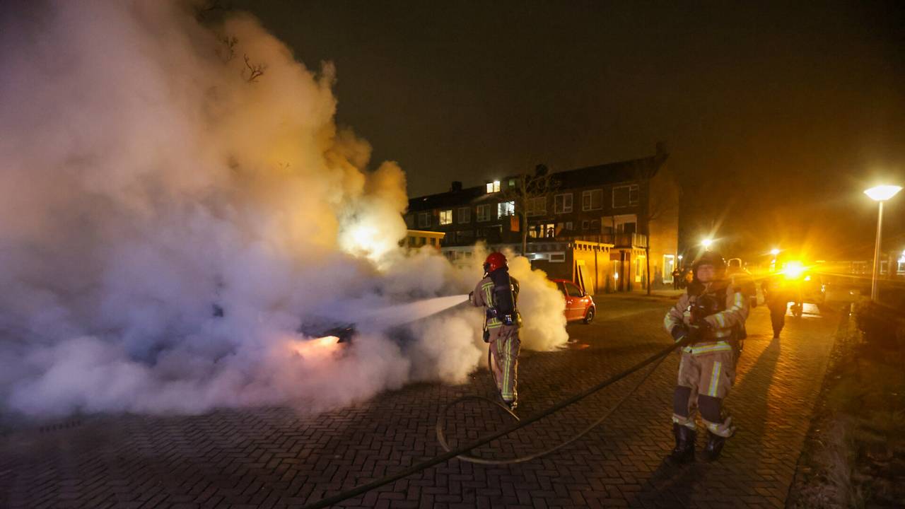 Het rookte flink bij het blussen (foto: Arno van der Velden/SQ Vision).