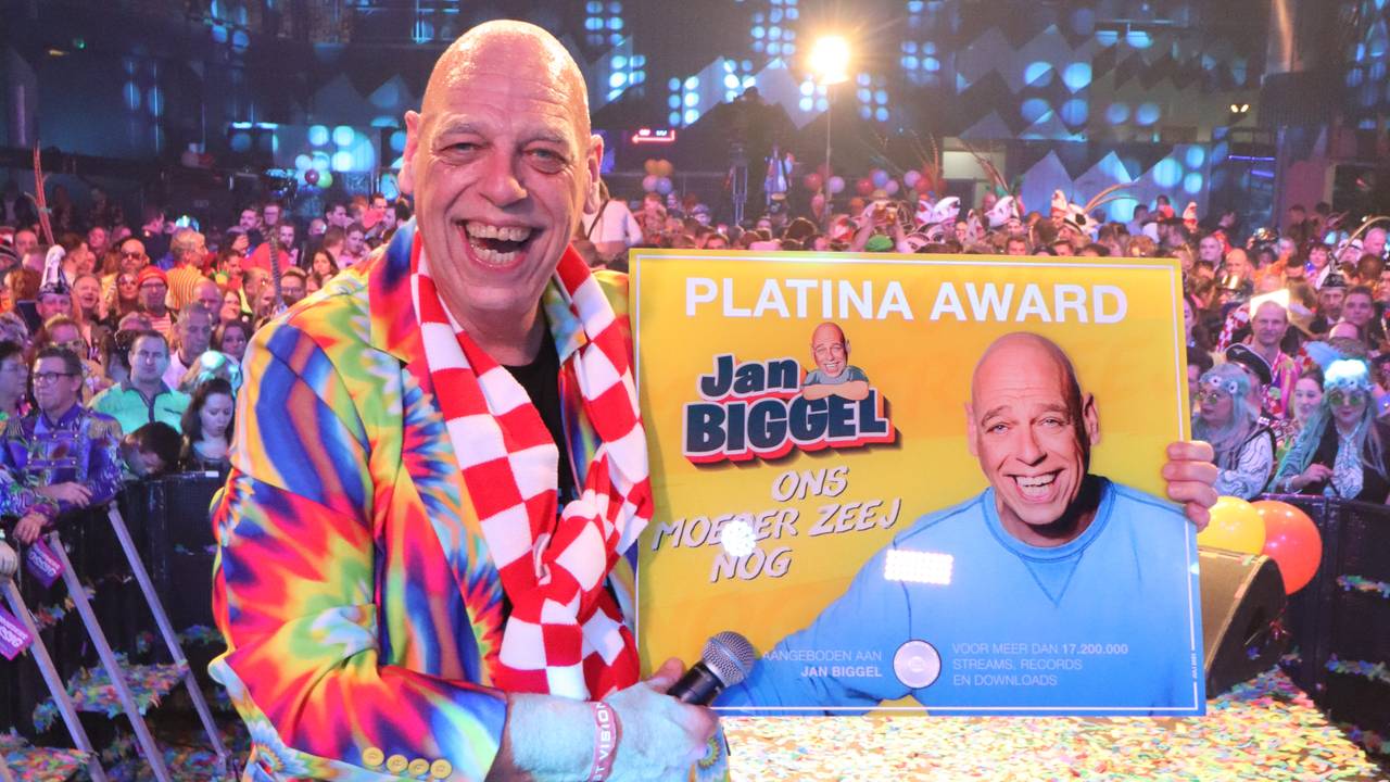 Jan Biggel Surprised with Platinum Record for “Ons Moeder Zeej Nog” – Photo by Jason Setzer of Kleurstof