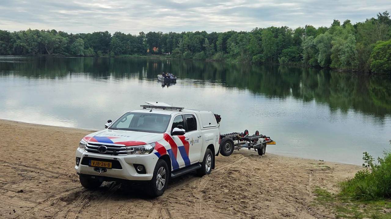 In de zoekactie naar de vermiste zwemmer werd zondagochtend een lichaam gevonden (foto: Noël van hooft).