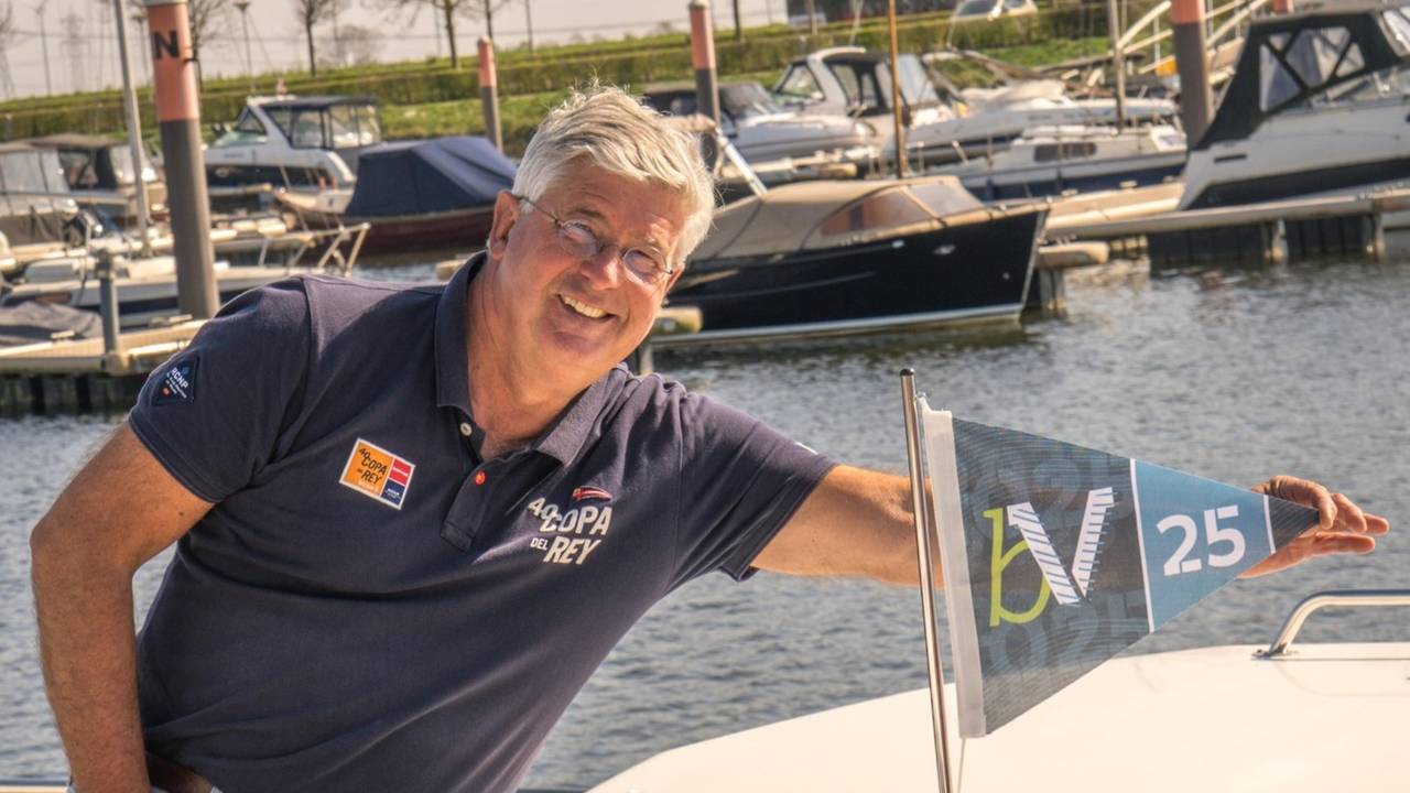 Een trotse eigenaar van het Biesbosch Vaantje,  die daarmee meebetaalt aan het onderhoud in het natuurgebied (foto: Stichting Biesbosch Vaantje)