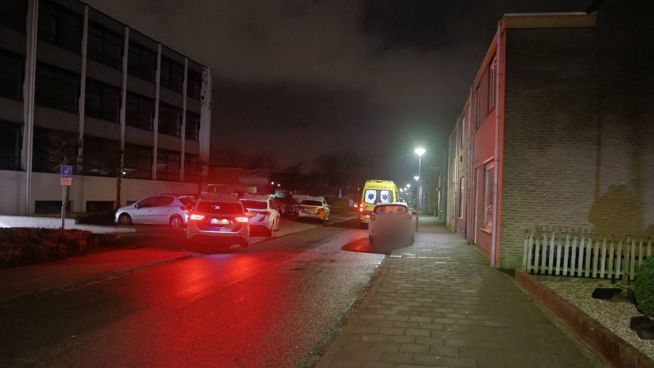 Ambulance en politiewagens in de Begijnenstraat (foto: Persbureau SK-Media/SQ Vision).