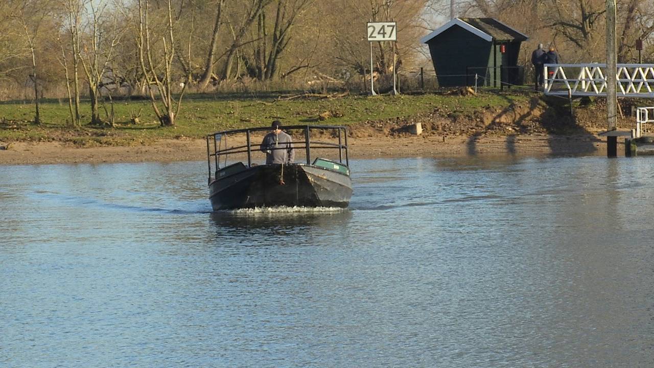 De eeuwenoude veerdienst Woudrichem - Slot Loevestein (foto: Omroep Brabant).
