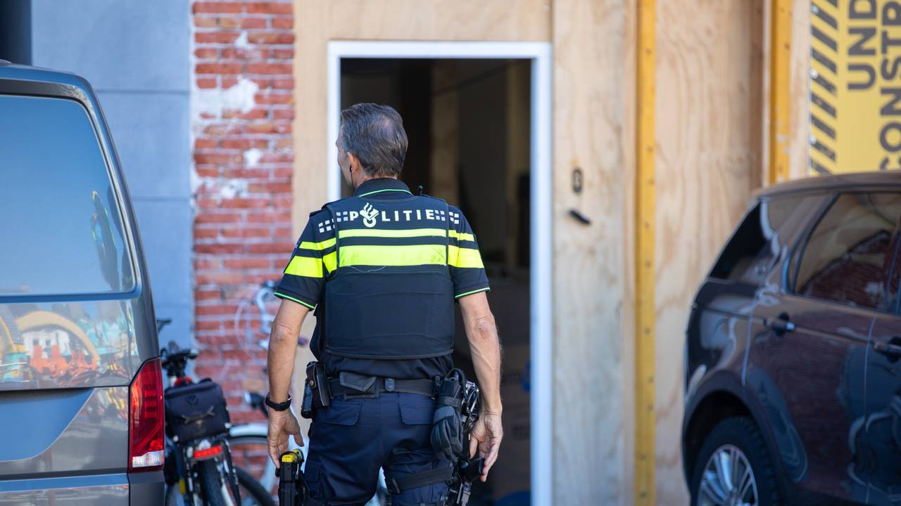 Politie gisteren bij de doorzoeking van een pand aan de Markt in Roosendaal (foto: Christian Traets / SQ Vision)