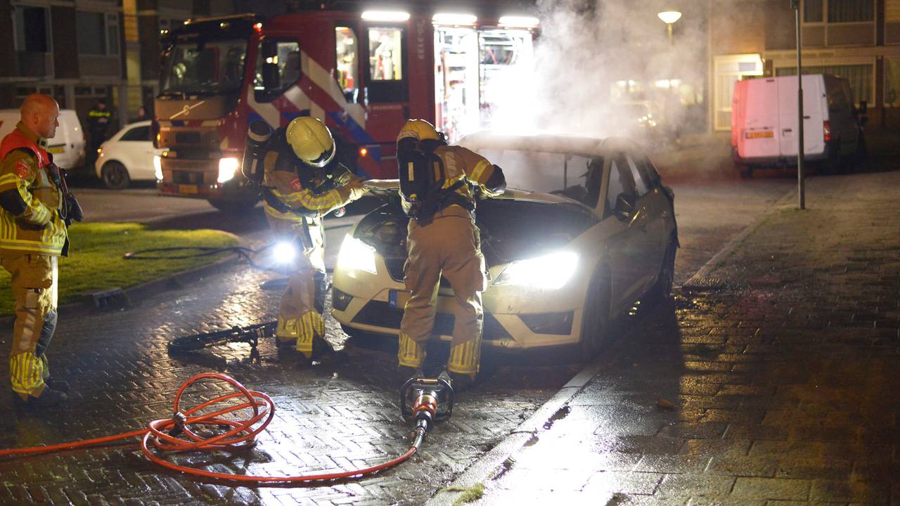 De brandweer bestreed de autobrand aan het Bijltje in Breda (foto: Perry Roovers/SQ Vision).