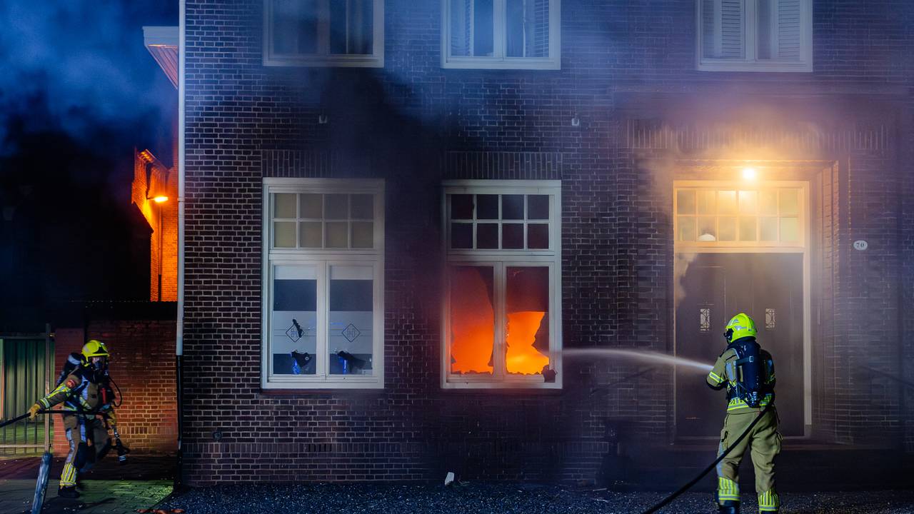 De brandweer bestreed de brand eerst aan de buitenkant (foto: Jack Brekelmans/SQ Vision).
